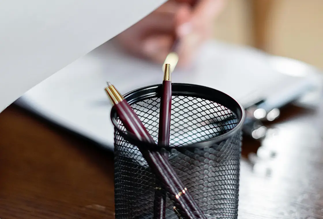 Documents et stylos sur un bureau pour préparer un dossier